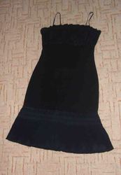 подам маленькое черное патье, короткую юбку, гольф